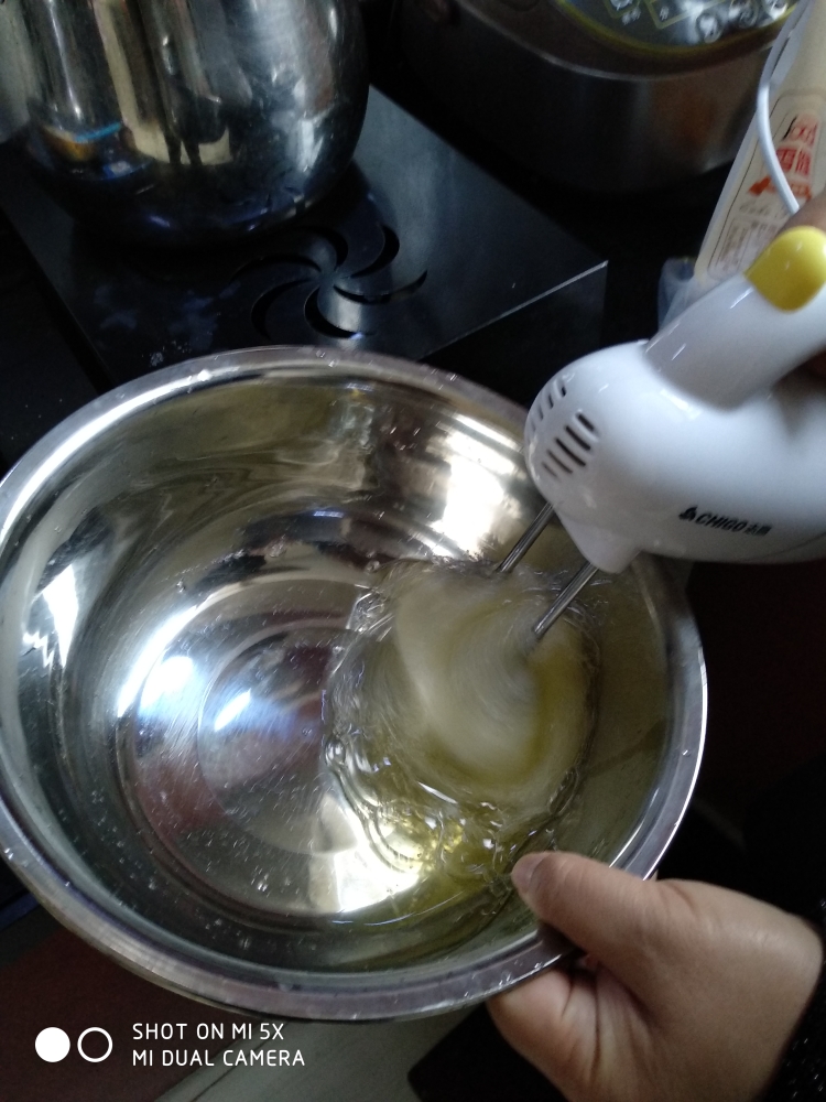 美味的鲜奶海绵蛋糕（8寸蛋糕）的做法 步骤9