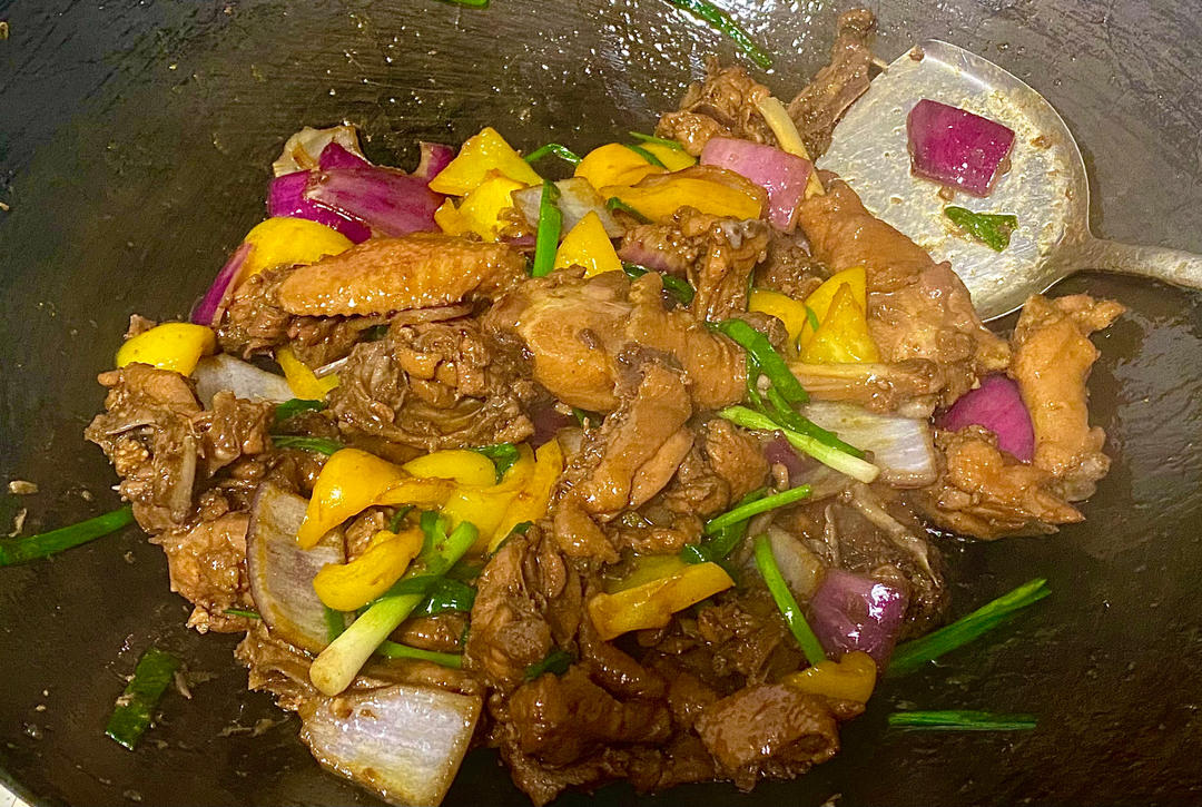 厨师长教你：“三杯鸡”的家常做法，汁香味浓，鲜嫩爽滑