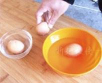 五味子煮鸡蛋的做法 步骤3