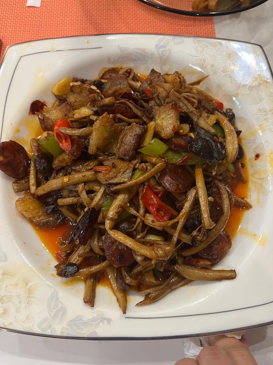 厨师长教你：“干锅茶树菇”的家常做法，鲜辣干香，爽脆下饭