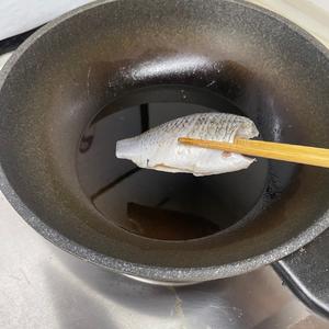 香酥醋烹小鲫鱼🐟的做法 步骤2