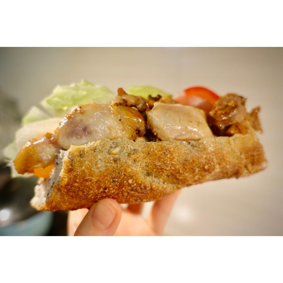 越南风味香茅鸡肉法棍三明治佐萝卜泡菜