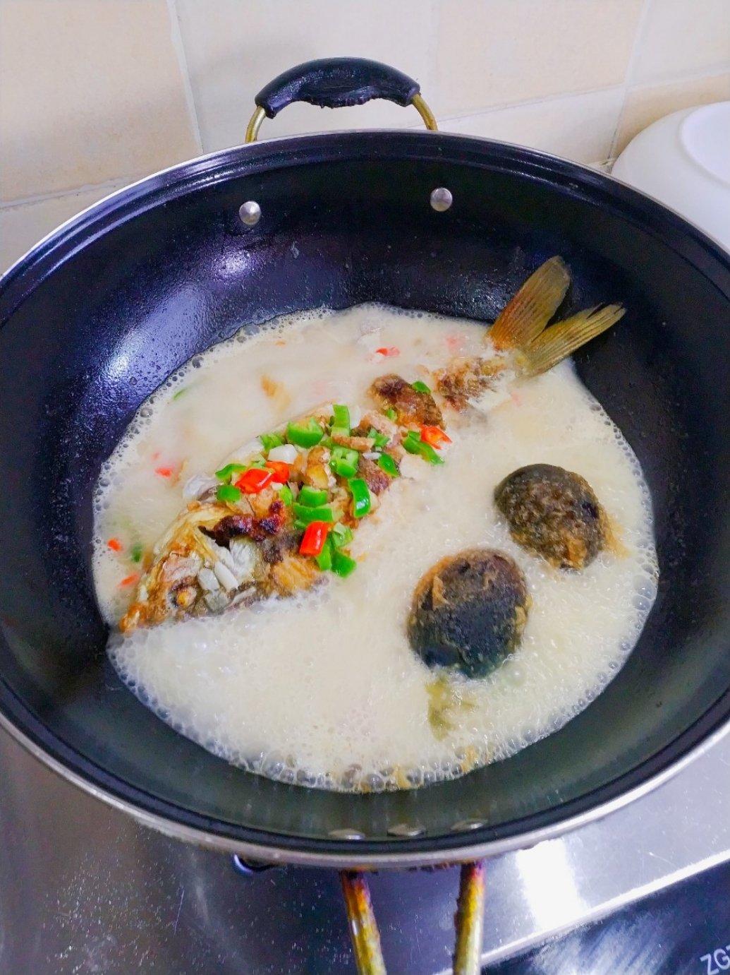 皮蛋鲫鱼豆腐汤