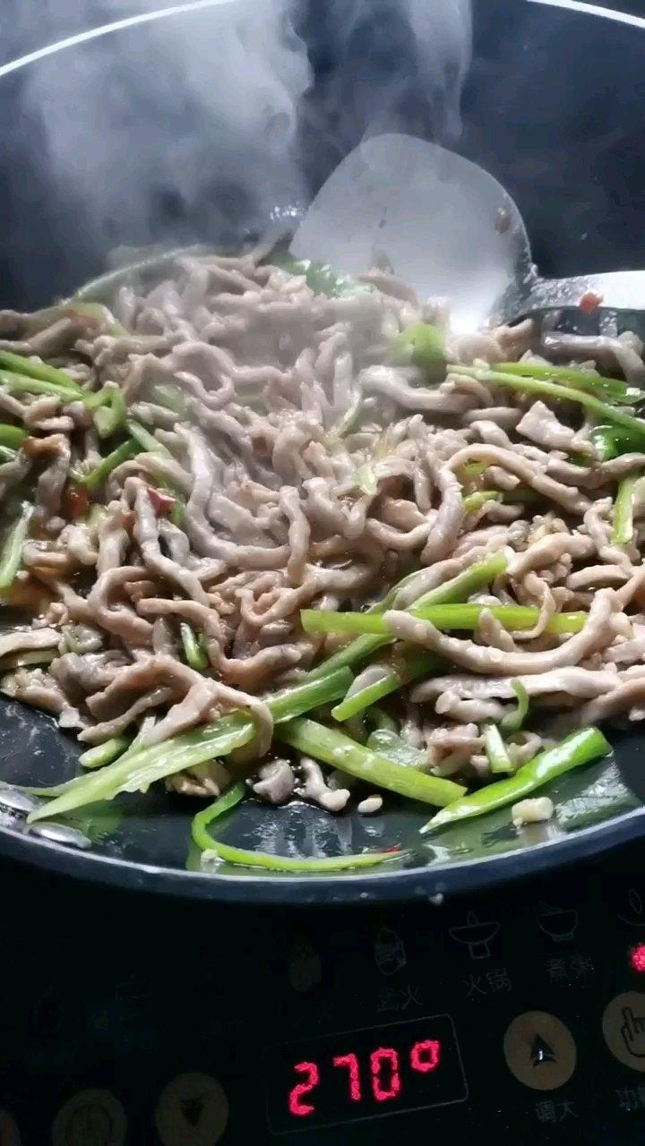 经典的家常菜，青椒炒肉丝，简单的食材也能做出如此美味
