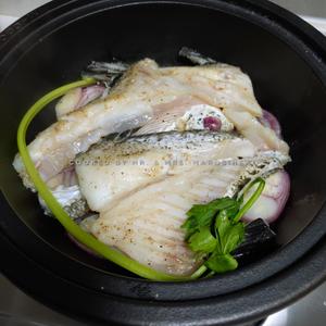 速成、不失误、嫩滑味浓的塔吉锅烧鳙鱼鱼鳍的做法 步骤5