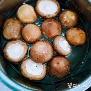 猪肉芹菜香菇饺子的做法 步骤3
