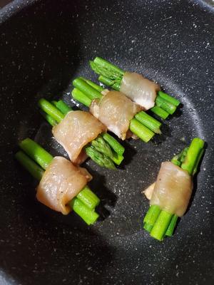 低卡低脂高蛋白，制作简单超鲜嫩的鸡胸肉芦笋卷的做法 步骤4