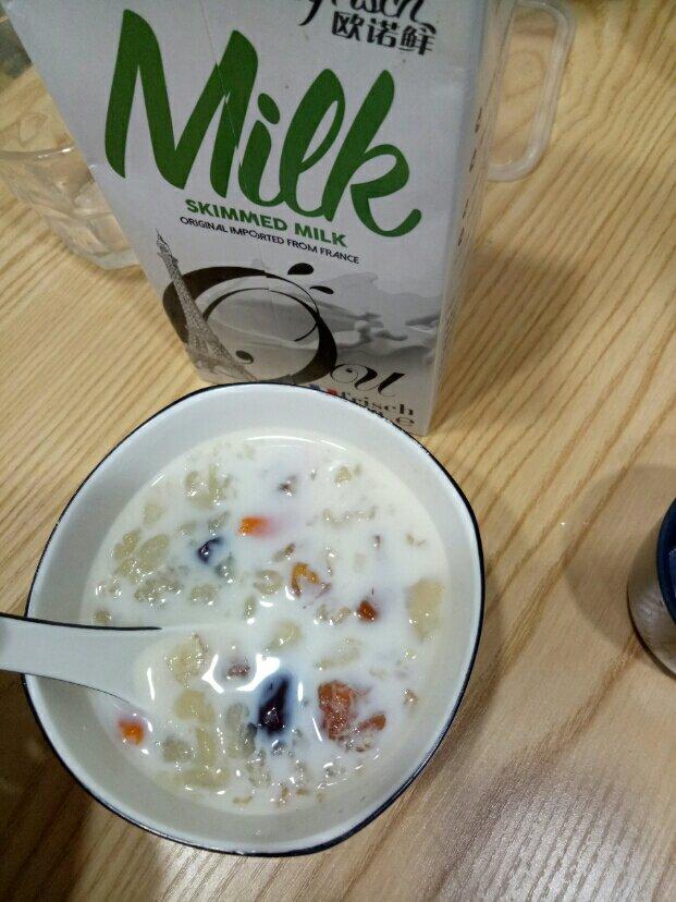 雪蛤桃胶牛奶