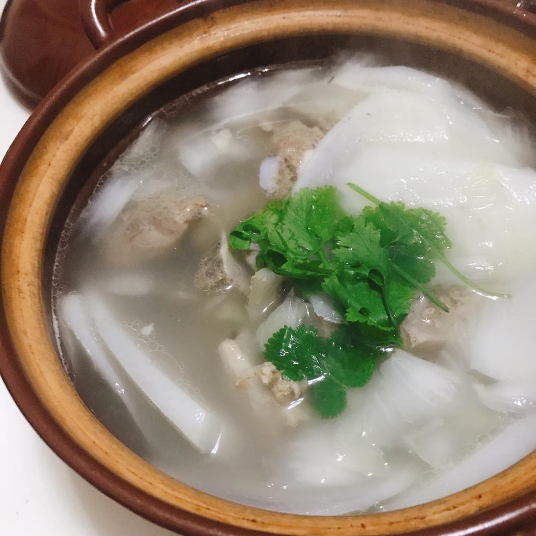 清淡解腻的「萝卜排骨汤」