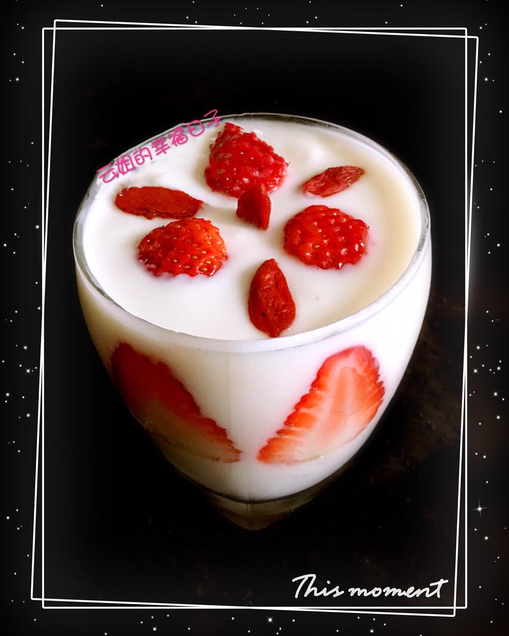 云姐的幸福日子做的超级无敌爆炸好喝的草莓酱草莓奶昔