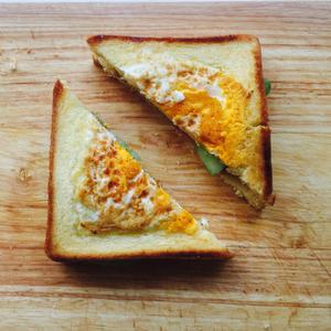 镶嵌着鸡蛋的三明治的做法 步骤6