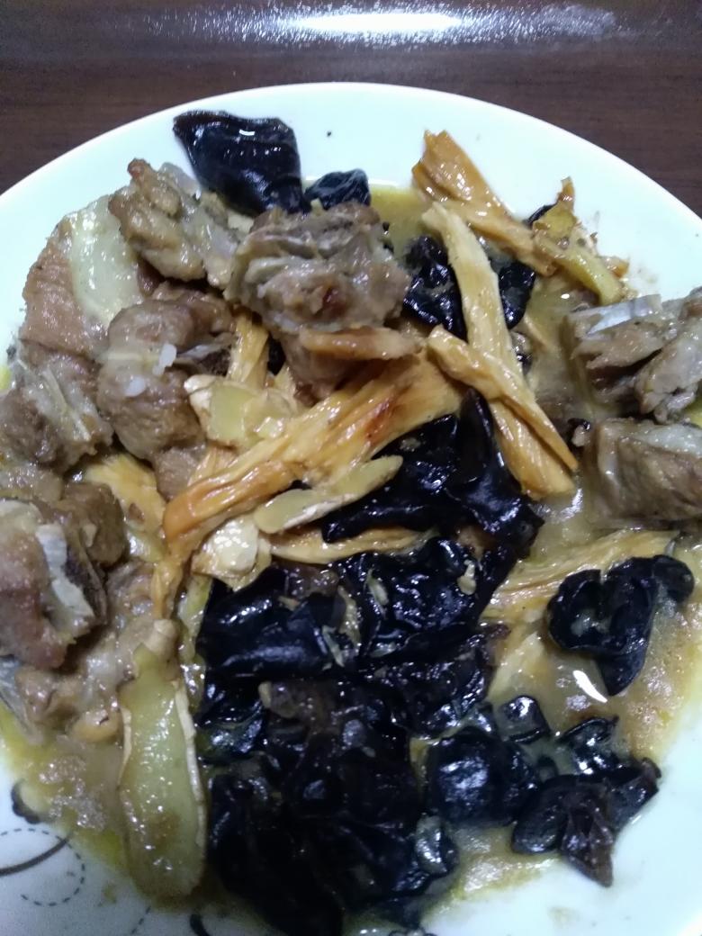 支竹木耳焖排骨