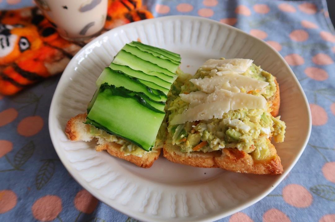 牛油果🥑鸡蛋🥚蟹柳是好朋友呀 吃不腻的厚三明治馅