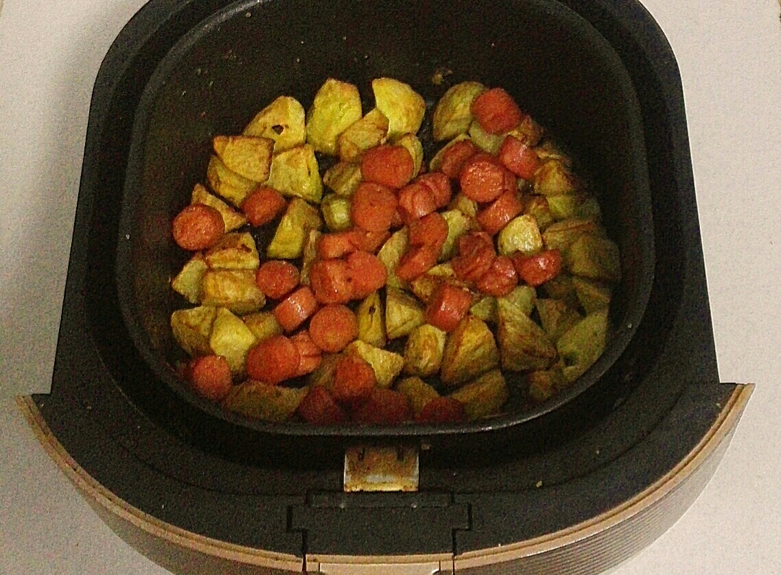 巨好吃的烧烤味火腿肠土豆（空气炸锅版）的做法 步骤6