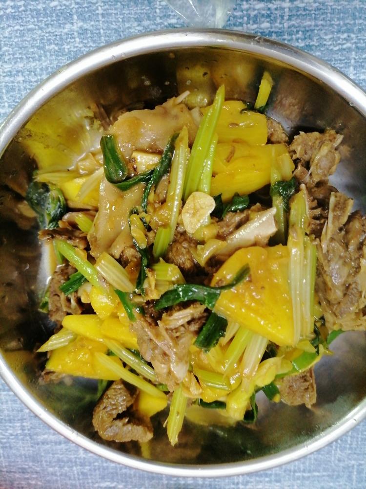 菠萝炒鸭肉的做法