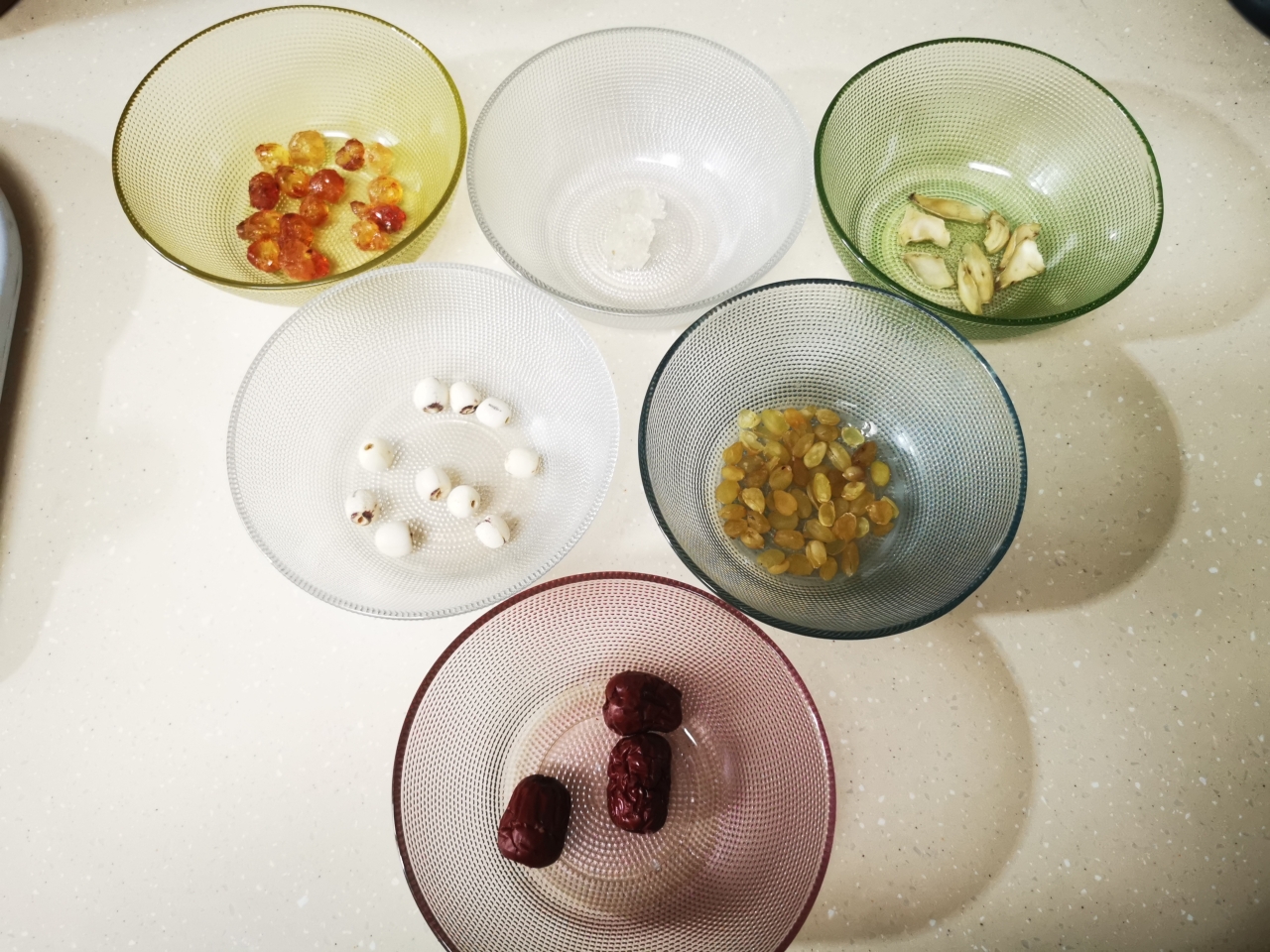美容食谱-桃胶雪燕皂角米牛奶羹的做法 步骤1
