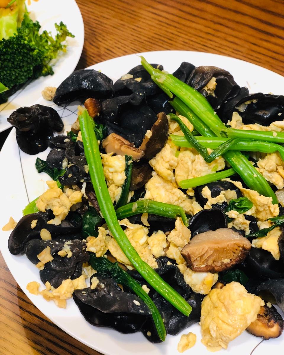 菠菜木耳炒鸡蛋