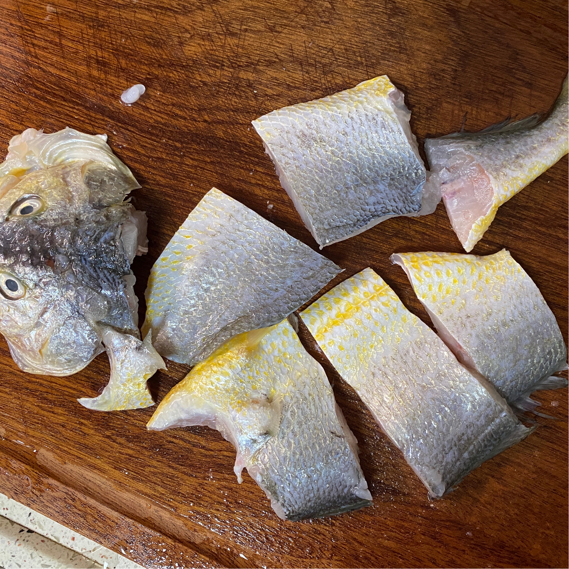 开盖鲜香扑鼻~砂锅豆酱焗黄花鱼的做法 步骤2