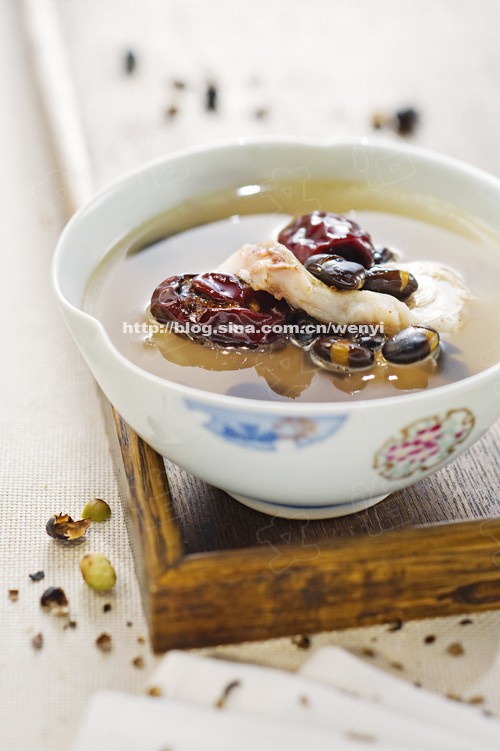 红枣黑豆鲤鱼汤的做法