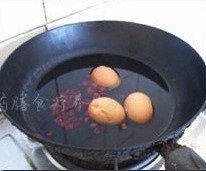 五味子煮鸡蛋的做法 步骤4