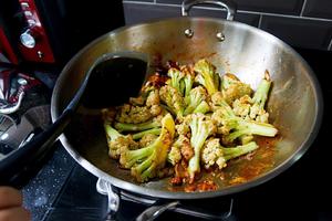 干锅有机花菜的做法 步骤3