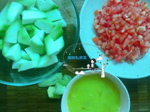 番茄丝瓜蛋花汤的做法 步骤2