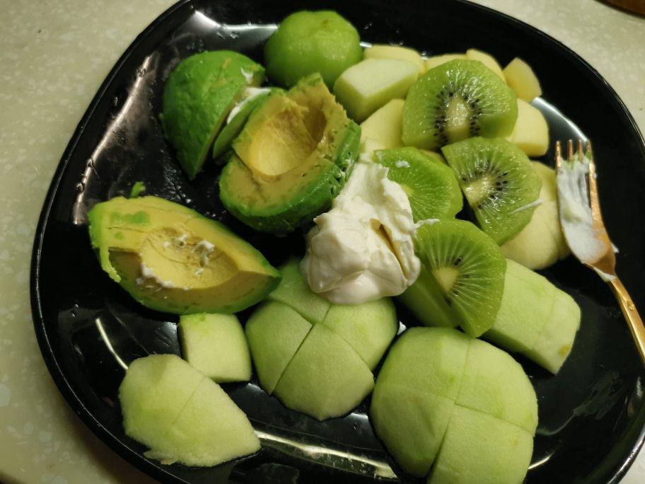 牛油果苹果奇异果酸奶沙拉