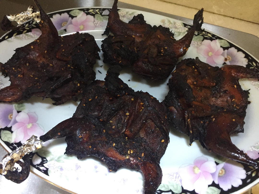 香喷喷的脆皮烤鹌鹑