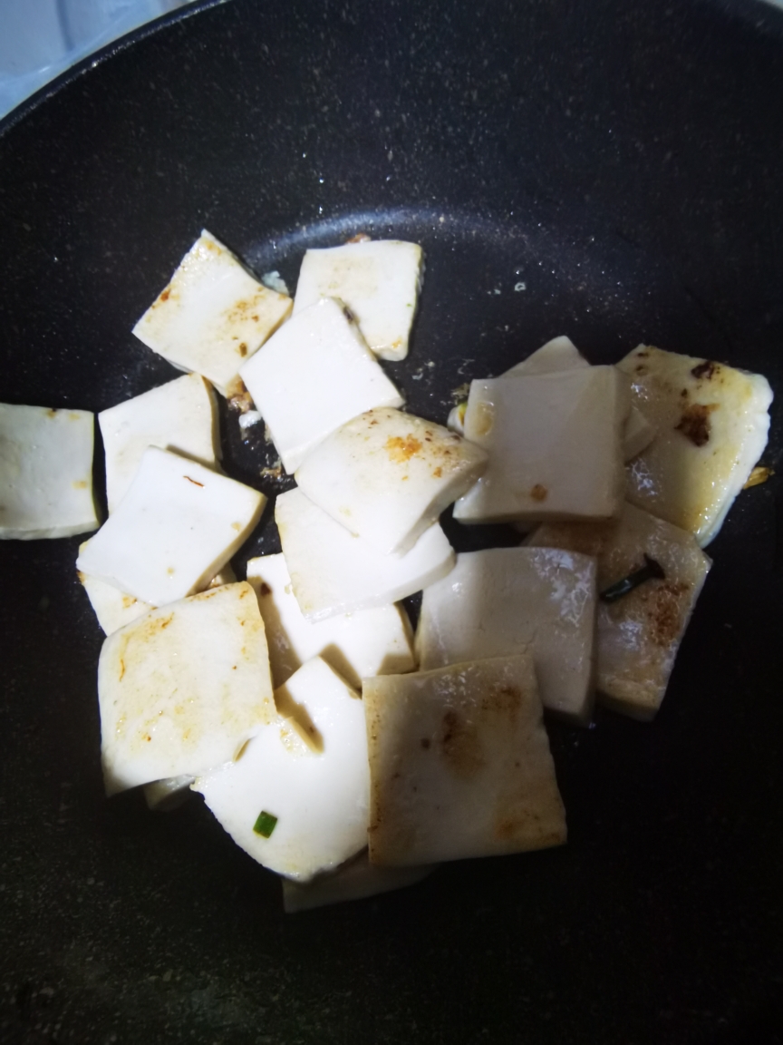 红烧豆腐，用勺子舀一勺,豆腐和猪肉末都有了,拌上米饭一大口的满足感的做法 步骤2