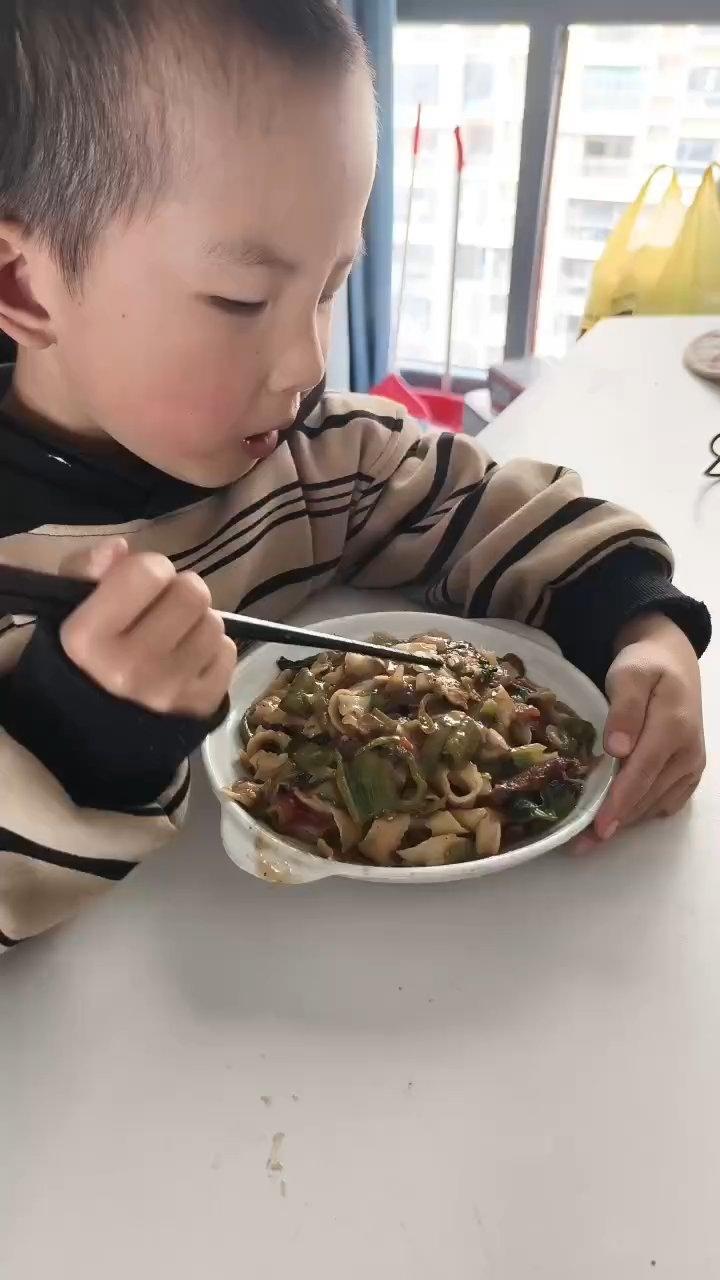 小朋友早餐：牛肉炒刀削面+紫菜蛋花汤