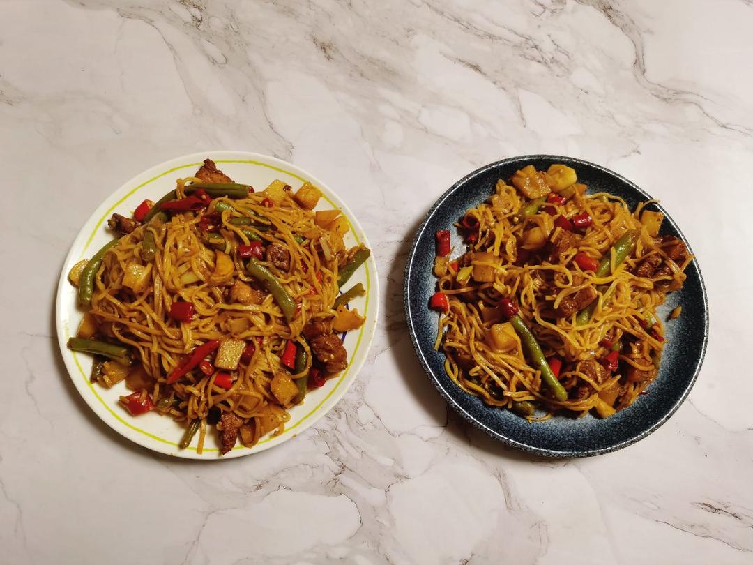 教你一种面条的新吃法,不用煮不用炒！五花肉豆角焖面