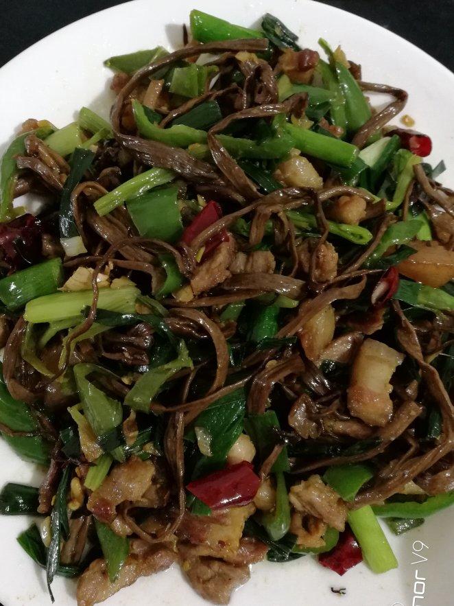 五花肉干锅茶树菇