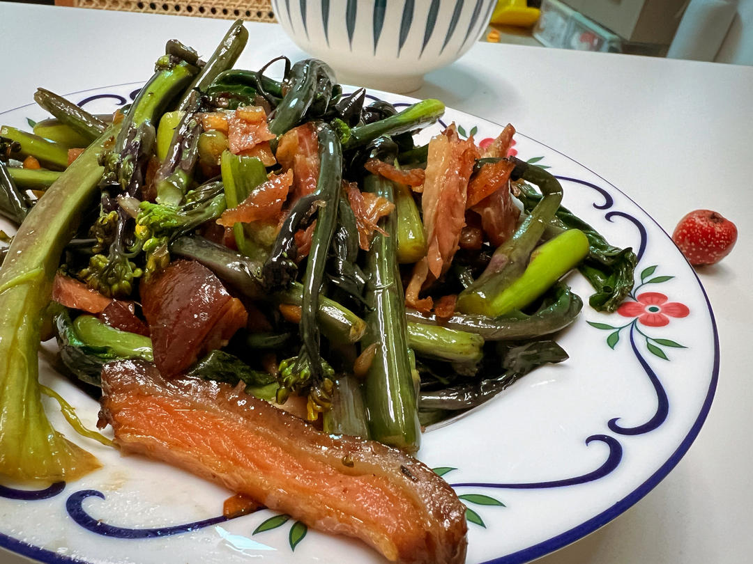 腊肉三炒之湖北人的红菜薹炒腊肉