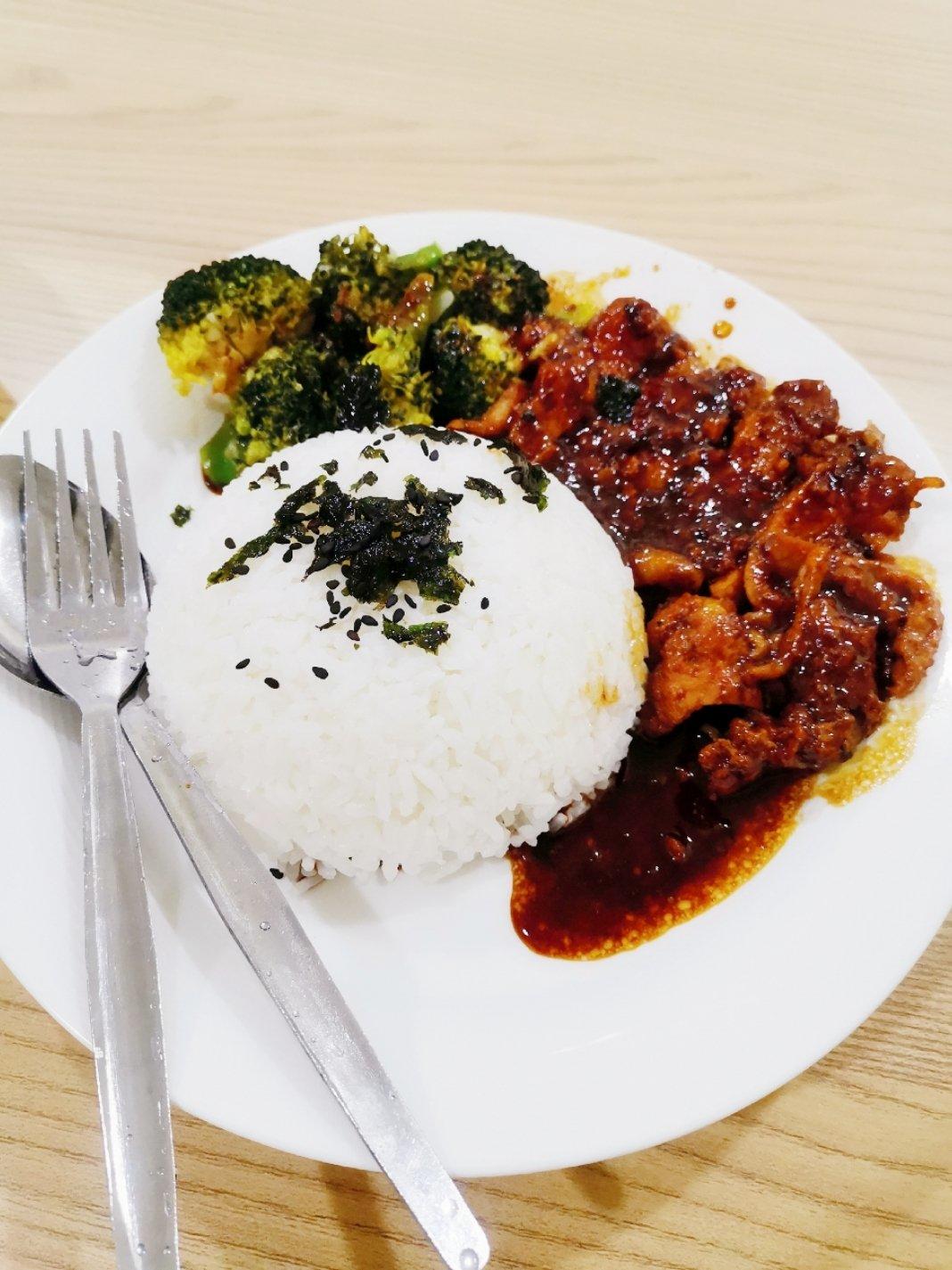 鲜嫩多汁的照烧鸡腿饭