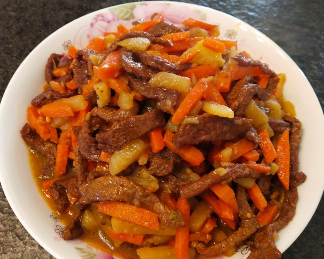 牛肉炒胡萝卜土豆