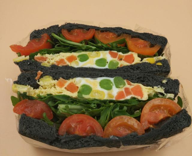 蔬菜粒煎蛋三明治的做法