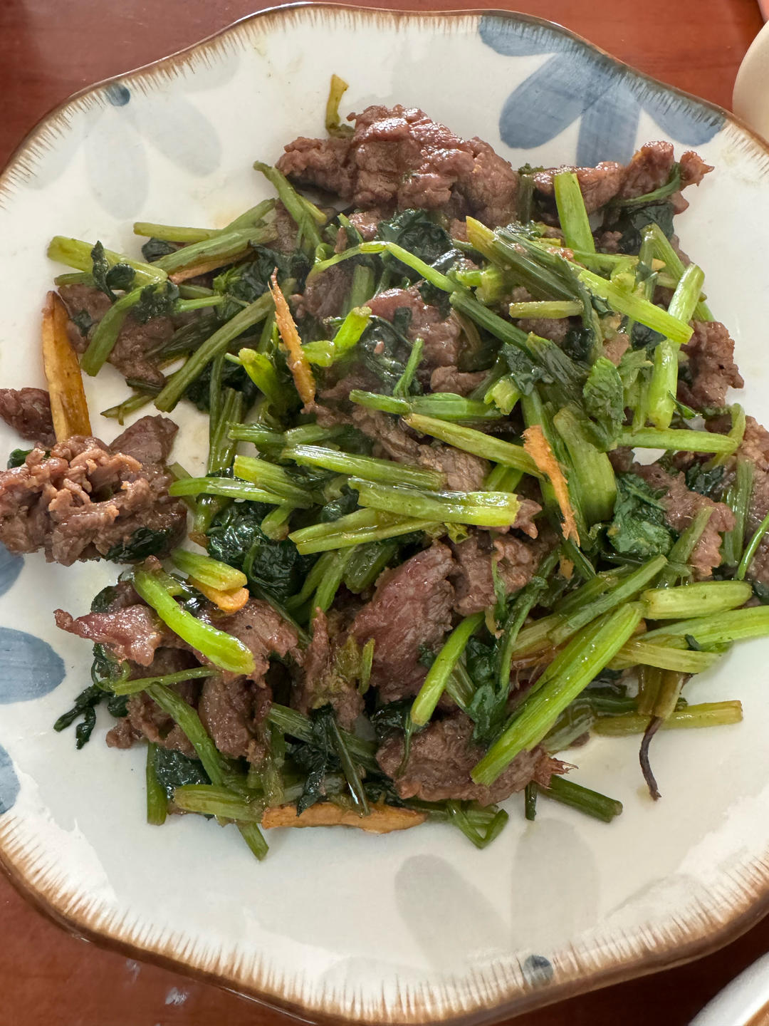 两个小窍门，教你炒出嫩滑不柴、没有腥味的芹菜炒牛肉