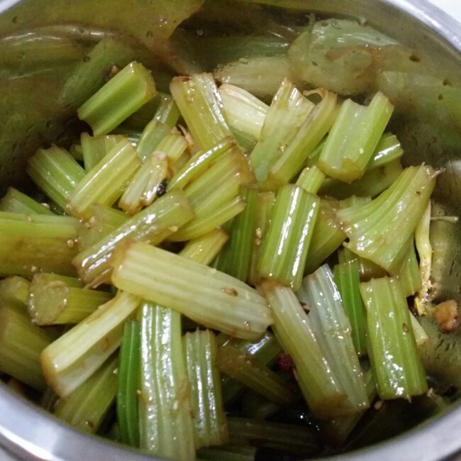 凉拌芹菜（简洁版）