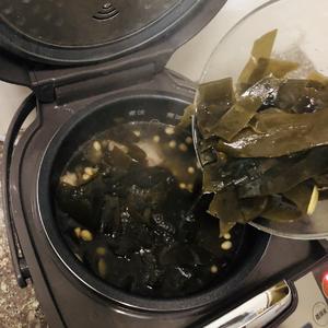 黄豆海带排骨汤的做法 步骤3