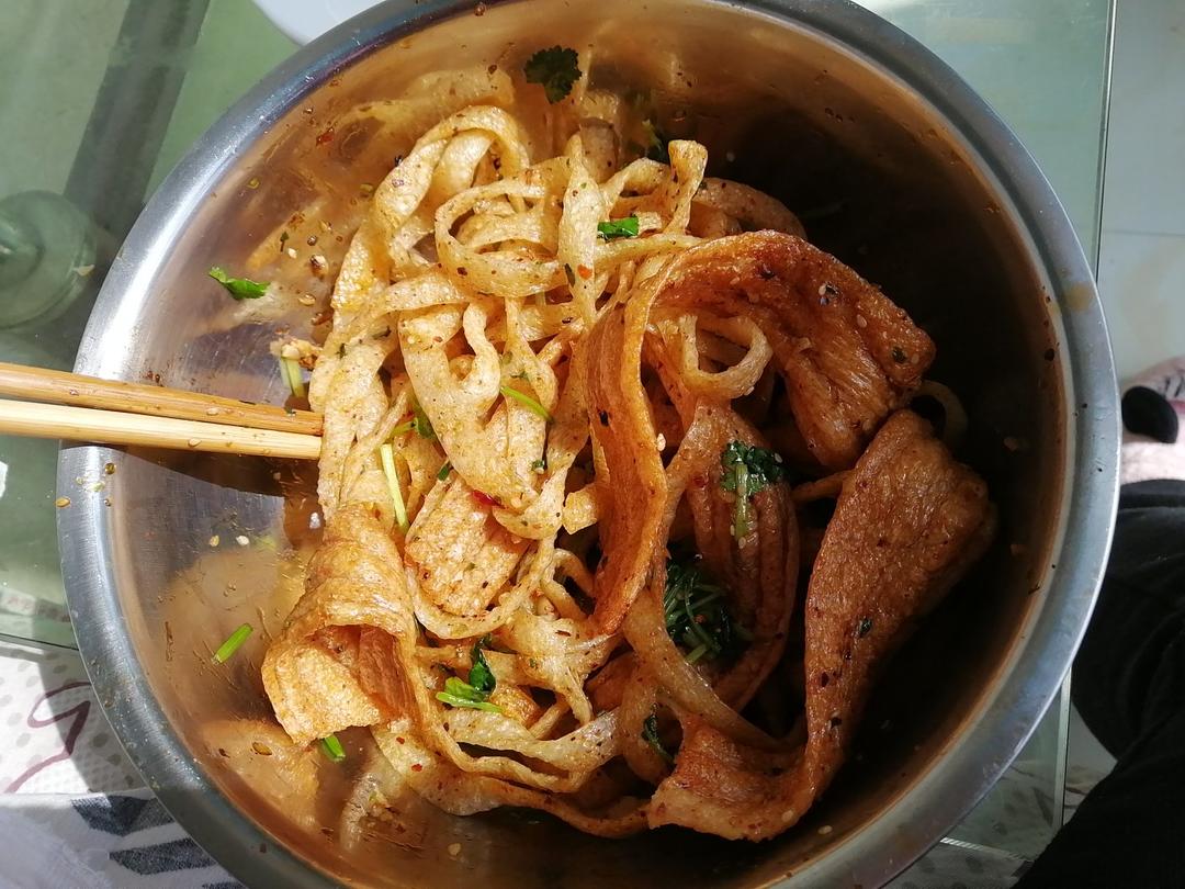 qq空间用户f2ix做的家庭自制辣条牛筋面