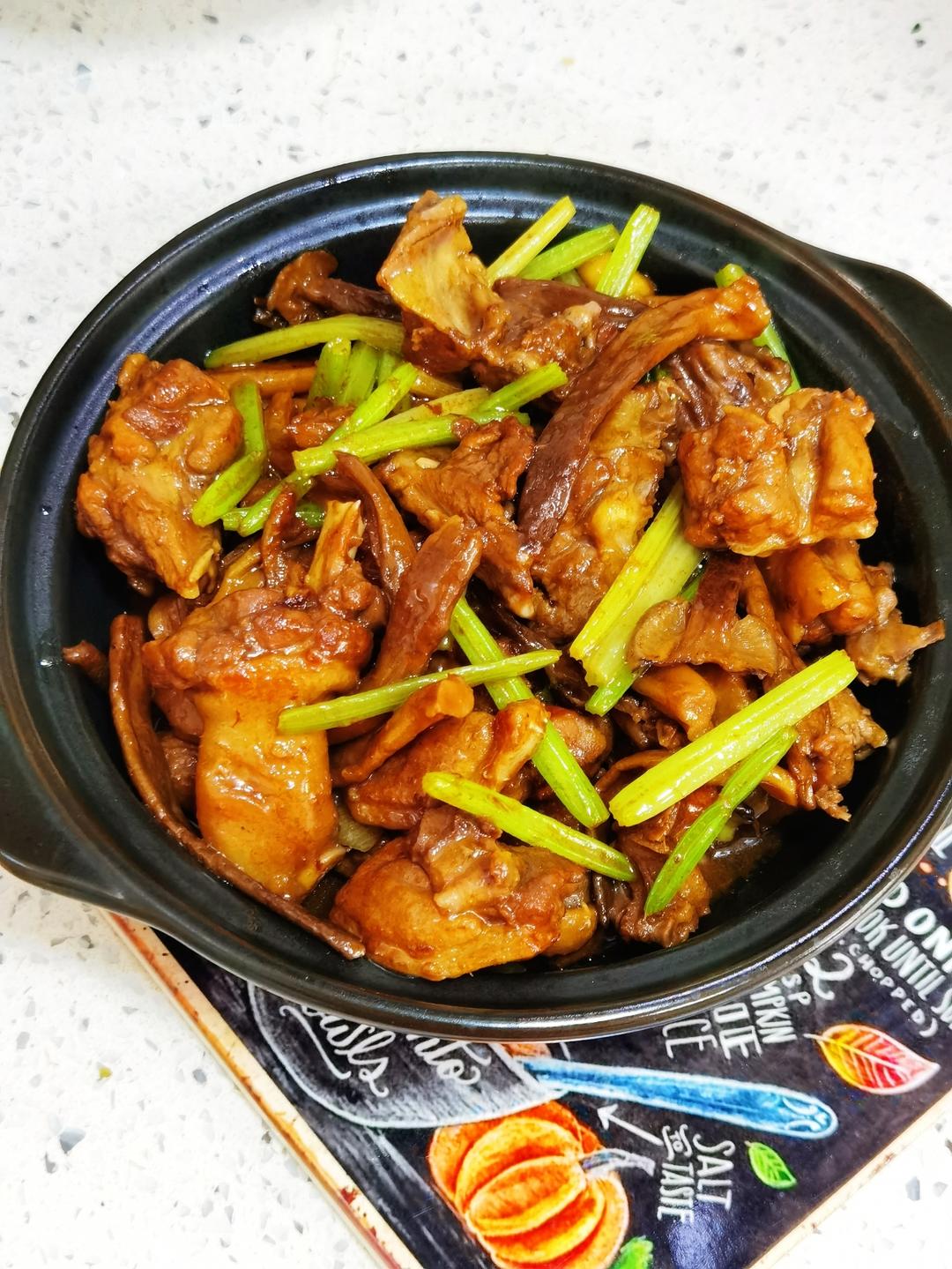 易上手的下饭菜~鹿茸菇焖番鸭的做法