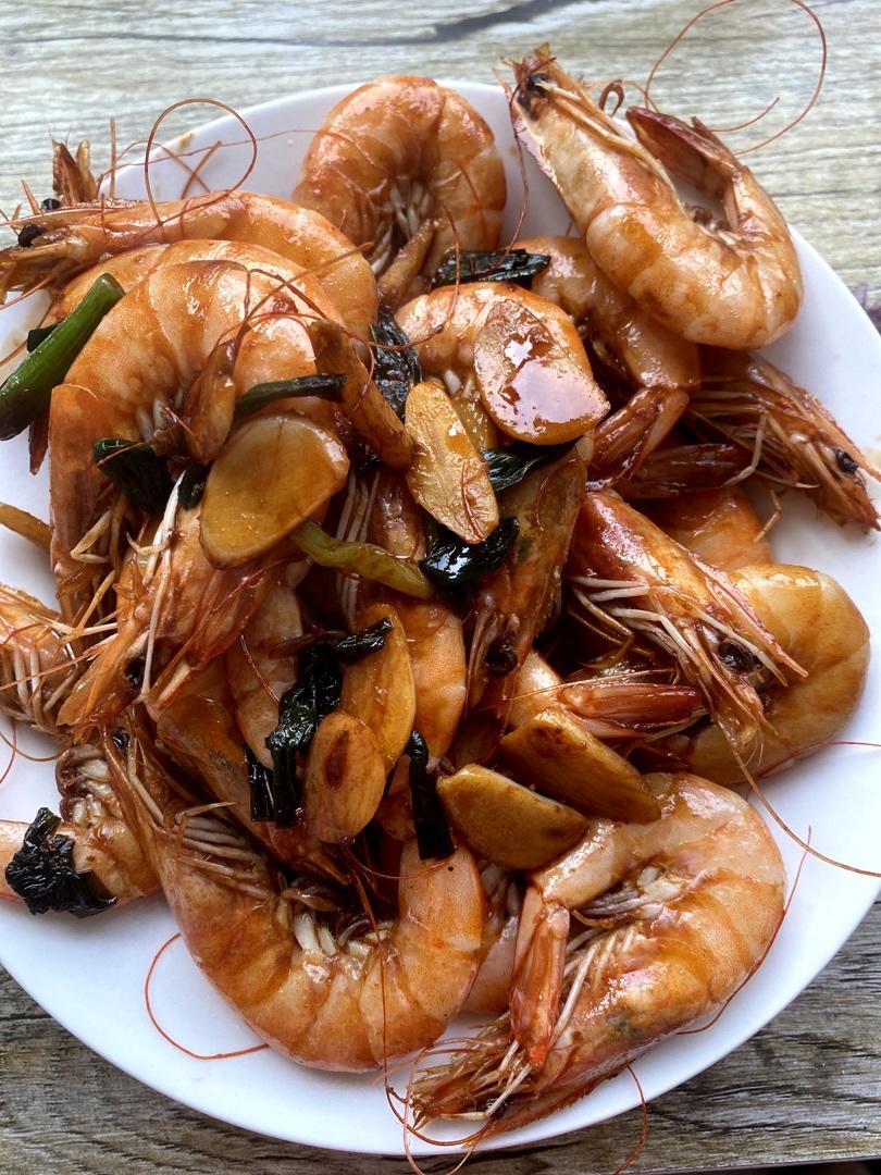 吃完还会继续舔手指的    快手油闷大虾