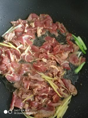 牛肉炒萝卜丝的做法 步骤3