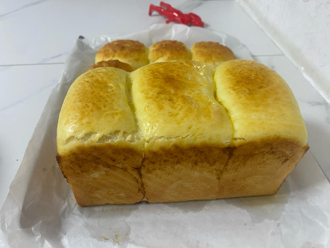 浓香淡奶油吐司强烈推荐！爱长个儿的软胖子，看它在烤箱里疯长心理极度舒适