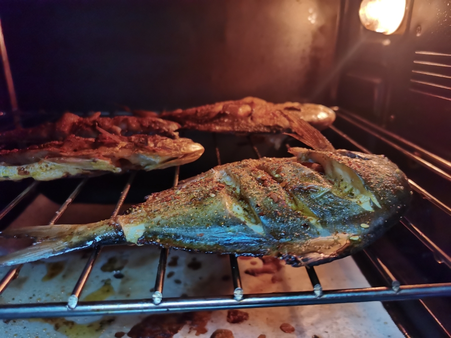 家庭版烤鲳鱼黄鱼的做法 步骤8