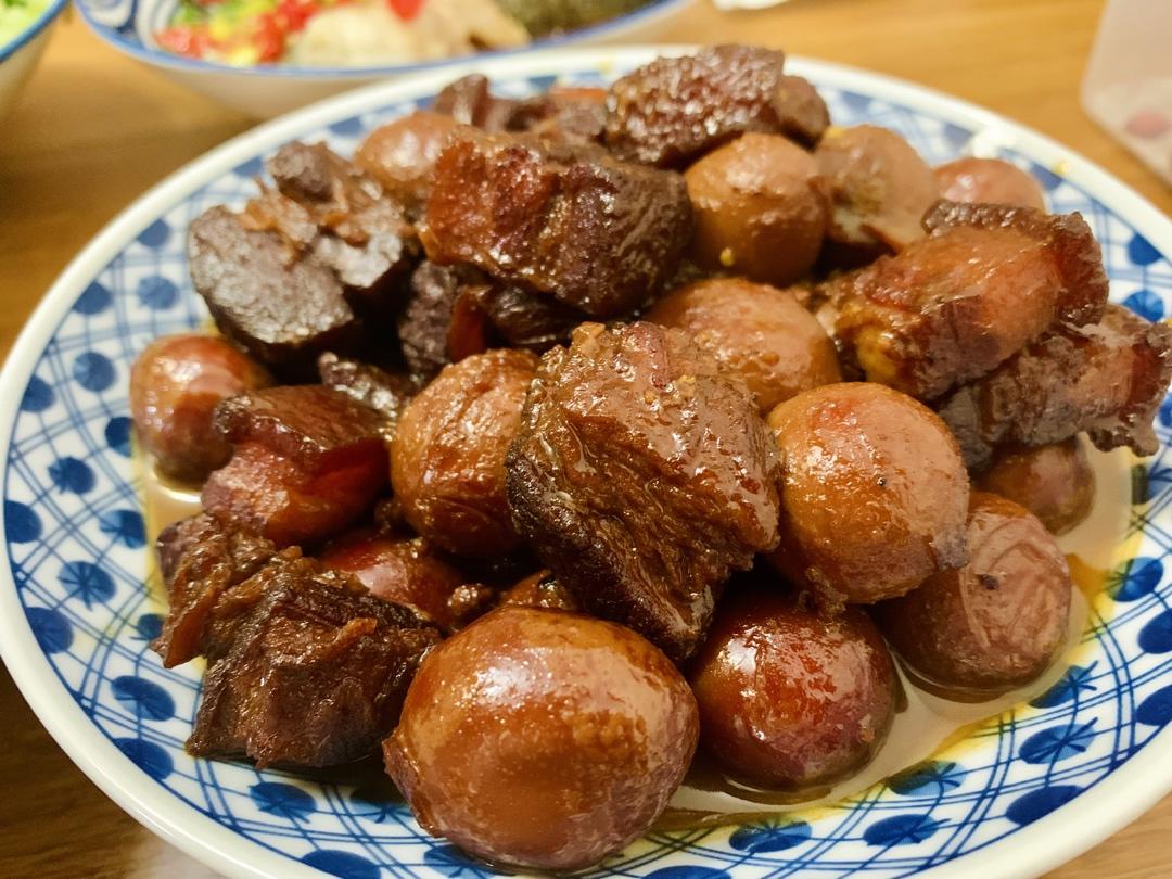 加了鹌鹑蛋后，这盘红烧肉，美味的逆天啦——鹌鹑蛋烧肉（孔瑶食谱）