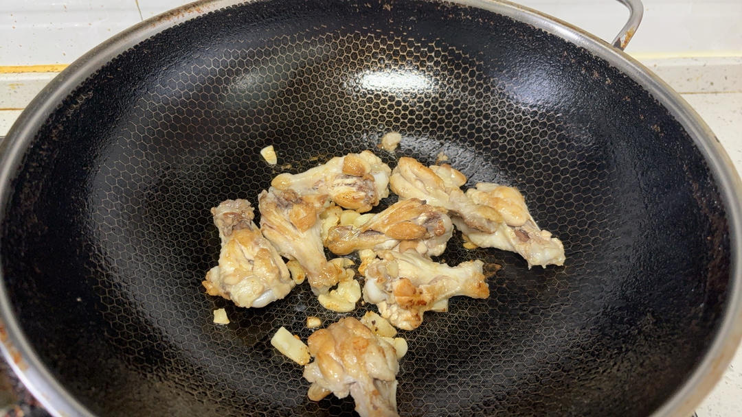 好吃到舔手指的「蒜香蜜汁鸡翅根」👍