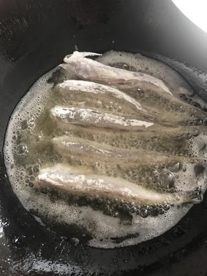 香煎沙丁鱼的做法 步骤3