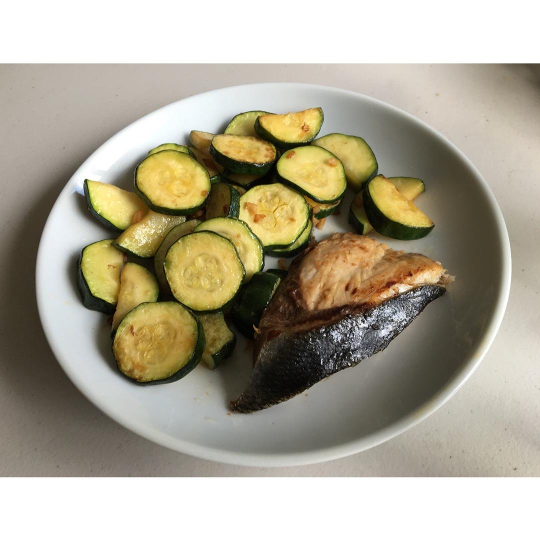 香煎黄尾鱼（pan-seared yellowtail)
