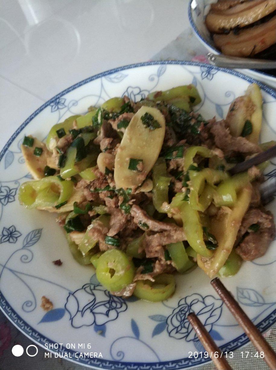 厨师长教你：“葱爆牛肉”的家常做法，葱香味浓郁先收藏起来